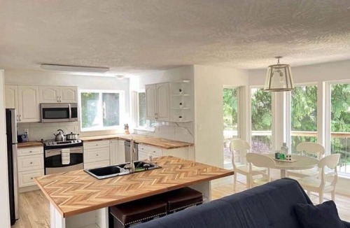 Fanny Bay House | Peaceful getaway by the ocean in the privacy of trees