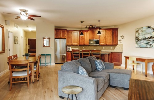 Westbank House | Peaceful ground-floor condo on Okanagan Lake with direct beach access, pool & hot tub, plus a private patio for sunset dinners. Ideal for families or wine-trail getaways, minutes from Mission Hill & Quails Gate. Sleeps 10 with full kitchen & laundry.