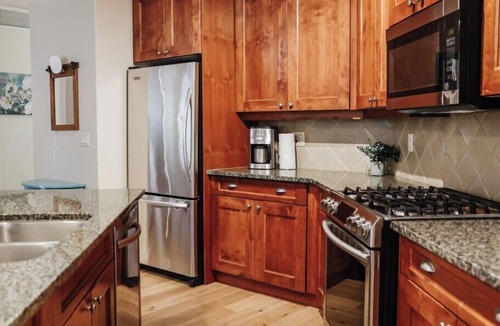 Westbank House | Peaceful ground-floor condo on Okanagan Lake with direct beach access, pool & hot tub, plus a private patio for sunset dinners. Ideal for families or wine-trail getaways, minutes from Mission Hill & Quails Gate. Sleeps 10 with full kitchen & laundry.
