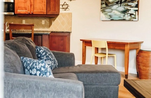 Westbank House | Peaceful ground-floor condo on Okanagan Lake with direct beach access, pool & hot tub, plus a private patio for sunset dinners. Ideal for families or wine-trail getaways, minutes from Mission Hill & Quails Gate. Sleeps 10 with full kitchen & laundry.