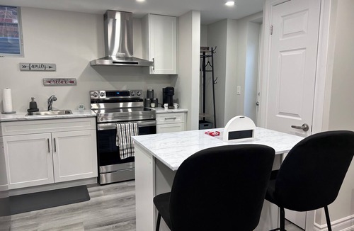 West Oak Trails Apartment | Peaceful & quiet 2 bedroom apartment in the quaint residential Town of Oakville.