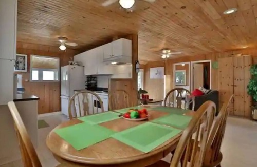 Hamilton Cottage | Peaceful retreat on the Shores of Lake Erie with access to the lake