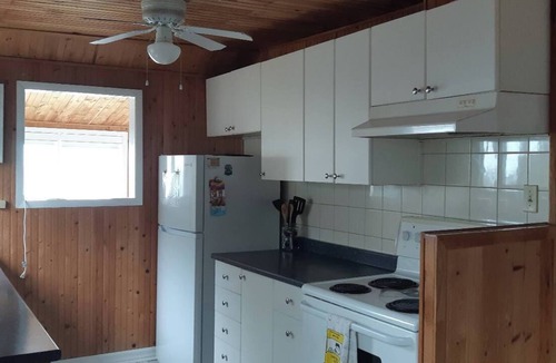 Hamilton Cottage | Peaceful retreat on the Shores of Lake Erie with access to the lake