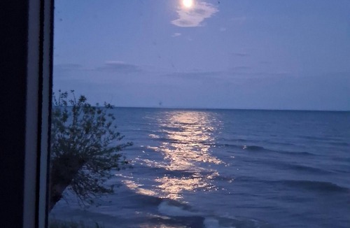 Hamilton Cottage | Peaceful retreat on the Shores of Lake Erie with access to the lake