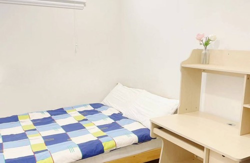 Arbutus Ridge House | Peaceful room with Kitchen, Washing Machine and Internet near Beach, Broadway,DT