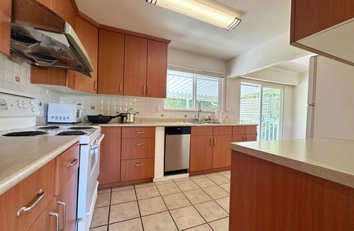 Richmond House | Peaceful Room with Kitchen & Laundry near Shopping mall and Airport