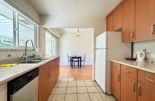 Richmond House | Peaceful Room with Kitchen & Laundry near Shopping mall and Airport