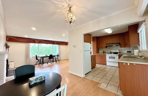Richmond House | Peaceful Room with Kitchen & Laundry near Shopping mall and Airport
