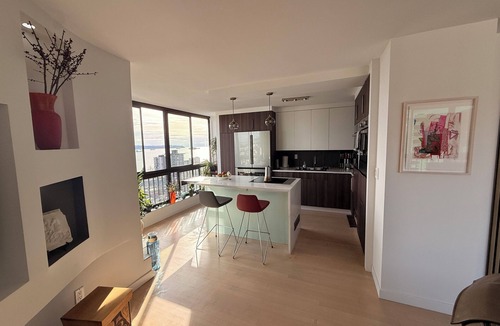 Hollyburn Apartment | Penthouse 2 Blocks from the beach with views from the mountains to the ocean