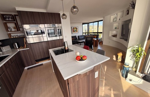 Hollyburn Apartment | Penthouse 2 Blocks from the beach with views from the mountains to the ocean