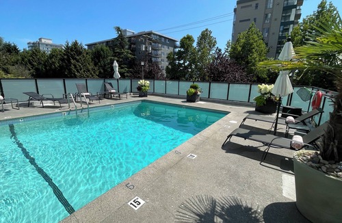 Hollyburn Apartment | Penthouse 2 Blocks from the beach with views from the mountains to the ocean