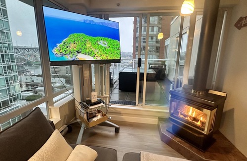 West Side Condo | Penthouse with 3 decks w/water views on Beach/Seawall