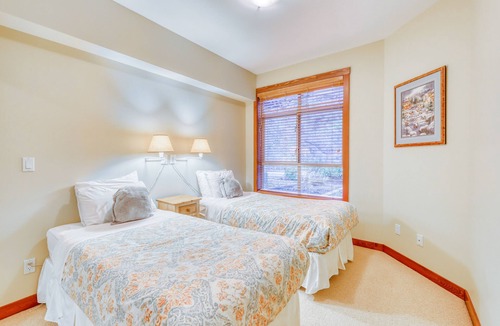 Nordic Estates House | Perfect first-floor townhome with patio, kitchen, fireplace & mountain/ski views