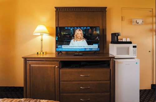 Sarnia Hotel | Perfect for travellers and workers. Pay for home and get hotel experience.