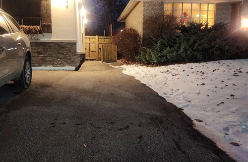 Clarkson-Lorne Park Apartment | Perfect Getaway for the Family: Spacious, Cozy 2-Bedroom Private Basement !
