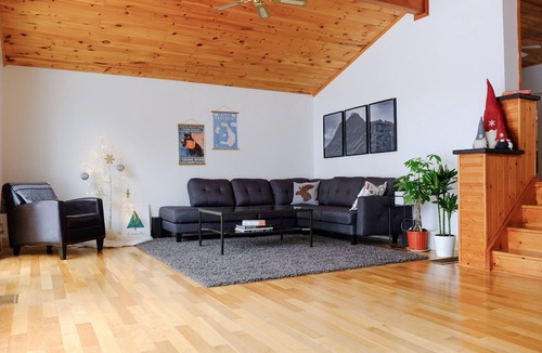 Grey Highlands Cottage | Perfect hideaway: all-season, open concept cottage overlooking Lake Eugenia