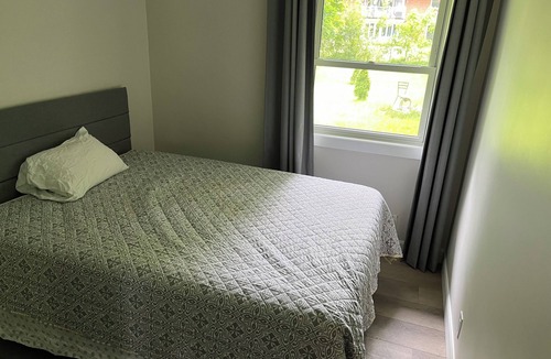London Apartment | Perfect Location! Quiet City Home Near Venues, Shops & Restaurants