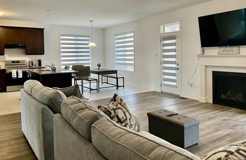 Bracebridge House | Perfect Muskoka Getaway(Bracebridge)near Santa Village! 10 min drive to beach