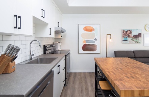 Kelowna Central Business District Condo | ★ PERFECT SPOT DT ★ Large Private Patio, Sandy Beaches, Nightlife & King Bed