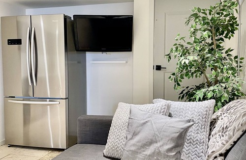 King West Village Apartment | Pet friendly cozy basement apartment in Queen West