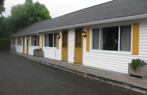 St. Andrews Hotel | Picket Fence Motel