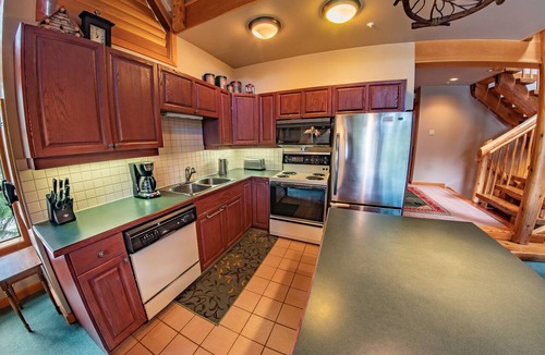 Upper Village Condo | Pinnacle Ridge 38 – Ski in Ski out, Wood Fireplace