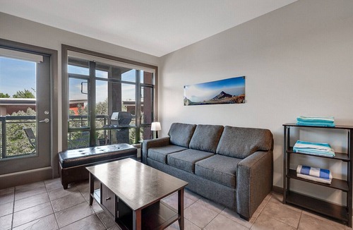 South Pandosy Apartment | Playa Del Sol Retreat 550 | Pool + Hot Tub |