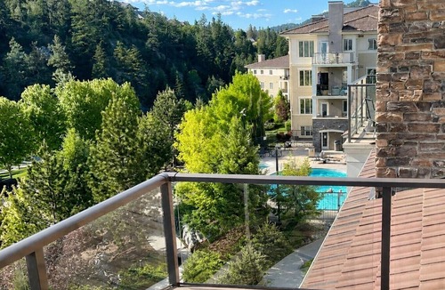 Quail Ridge Condo | Pool-View condo at Pinnacle Pointe Resort-Sleeps 6