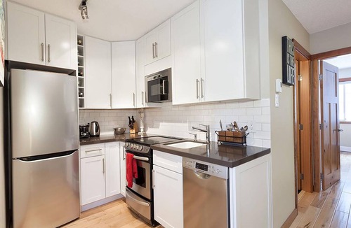 Whistler Creekside House | Powderview Nest. Cozy 1 bdrm retreat with cabin feel. Steps to Lifts. Wood fire.