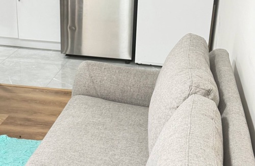 Surrey House | 🌊 ✨Premium 2BR Cozy Retreat Private Entrance, In-Suite Laundry, Close to Ocean