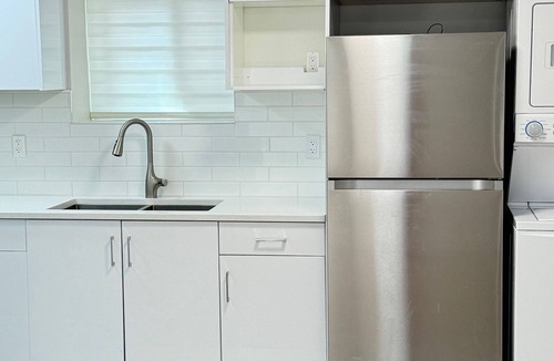 Surrey House | 🌊 ✨Premium 2BR Cozy Retreat Private Entrance, In-Suite Laundry, Close to Ocean