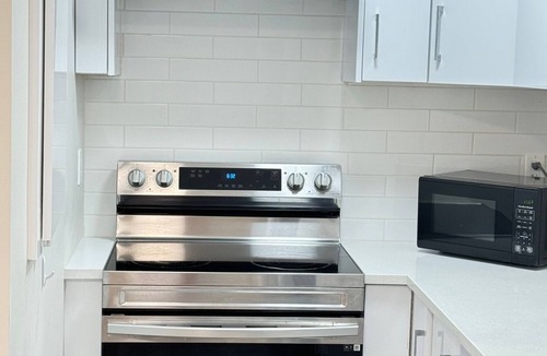 Surrey House | 🌊 ✨Premium 2BR Cozy Retreat Private Entrance, In-Suite Laundry, Close to Ocean