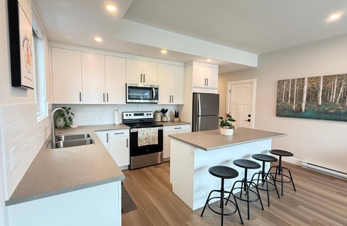 McKinley Apartment | Prestigious McKinley Beach – Walk to Azhadi Winery & Private Beach Access