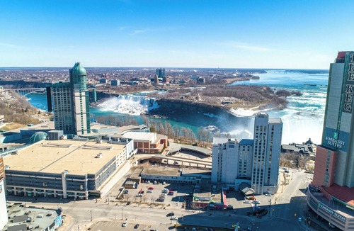 Fallsview Apartment | PRIME location, 2 FREE parking, 5 Min WALK FROM FALLS, free wine & wifi, 8guest