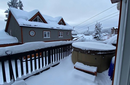 Big White Ski Resort Ski Chalet | Prime Ski-in/Ski-out Large Family-Friendly Chalet at Big White w/Hot Tub.