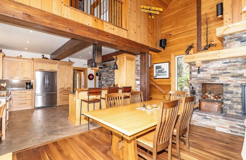 Utterson Cottage | PRISTINE SKELETON LAKE - 5 Bedroom Cottage