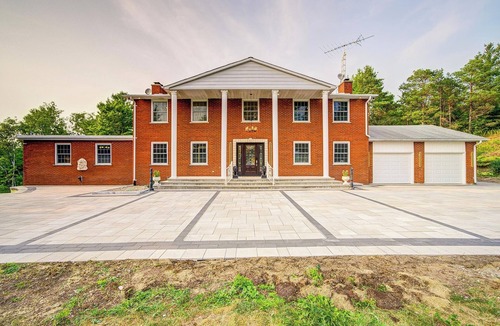 Uxbridge Cottage | Privacy Magical Forest Cottage 30+ Party Room, Disco KTV