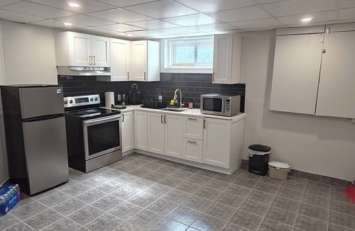 Ottawa Division House | Private 2BR Suite With Parking Minutes Near Ottawa Airport