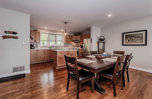 Lion's Head Cottage | Private 3BR Waterfront Escape