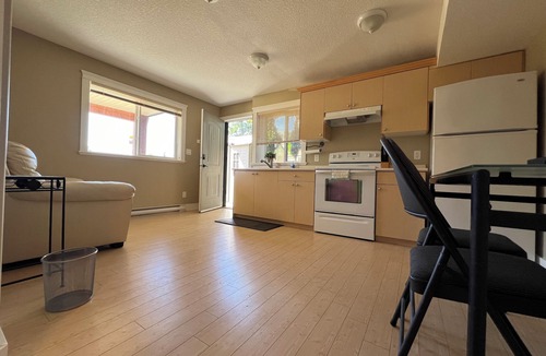 Stephenson Point Bed & Breakfast | private access independent suite near Departure Bay Ferry Terminal