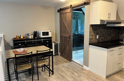 Glencairn Apartment | Private Bachelor Style Apartment with Hot Tub