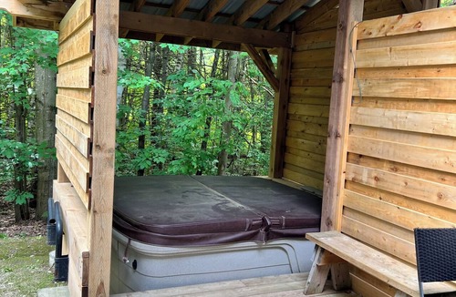 Glencairn Apartment | Private Bachelor Style Apartment with Hot Tub