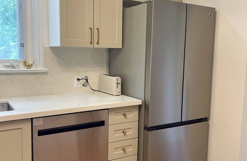 Whitby House | Private backyard retreat ✔️hot tub ✔️parking ✔️2 king beds ✔️family/pet friendly
