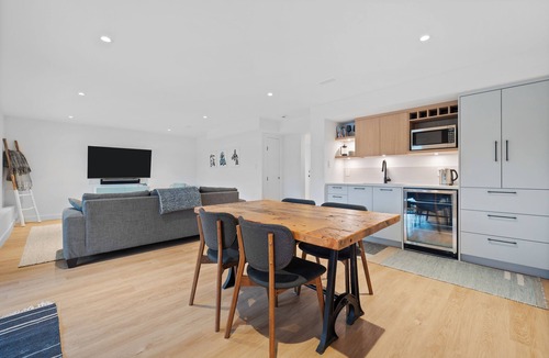 Dollarton House | Private Cedar Sauna Retreat - Kitchenette, King Bed, Kids & Pets OK - Deep Cove