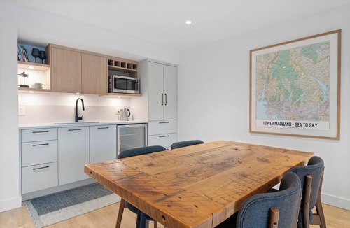 Dollarton House | Private Cedar Sauna Retreat - Kitchenette, King Bed, Kids & Pets OK - Deep Cove