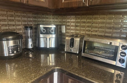 Hurontario House | Private Ensuite Self Check-in 2 Min to Transit