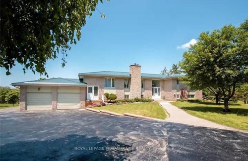 Prince Edward House | Private Family Retreat - Entire House with Backyard and Swimming Pool