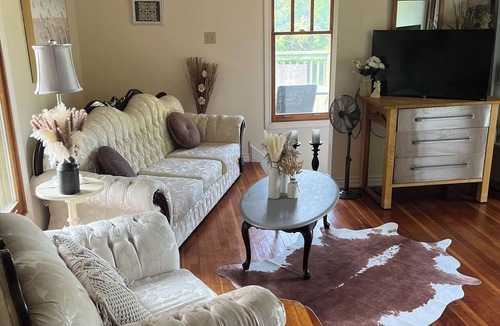 Innisfil House | Private farmhouse w/claw foot tubs, firepit and walking trails
