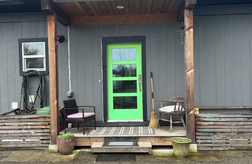 North Cowichan House | Private Garden Suite 5 minutes to Downtown Duncan Beside the Cowichan Trail