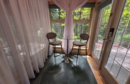 Highlands House | Private Guest Room with Separate Entrance | 30 Min to Downtown Victoria